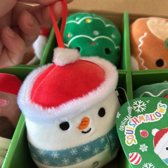 Holiday limited edition Squishmallow “Galindo” 1/8 in set - Picture 4 of 4